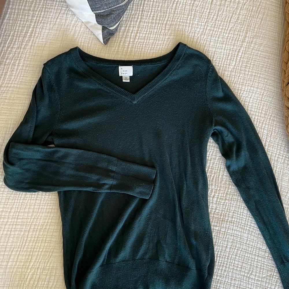 Comfy fitted v-neck green sweater